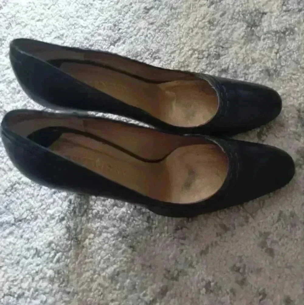 Givenchy Vintage Women's Black Leather Round Toe Designer Pump 40.5 (9 US)